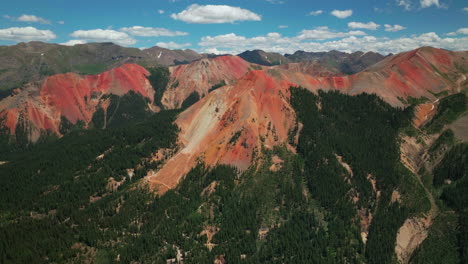 Antena-Cinematográfico-Zumbido-Verano-Gran-Altitud-Rojo-Paso-De-Montaña-Ouray-Silverton-Teluride-Colorado-Cielo-Azul-Mañana-Cielo-Azul-Parcialmente-Nublado-Montañas-Rocosas-Impresionante-Conducir-Pan-Derecho-Movimiento