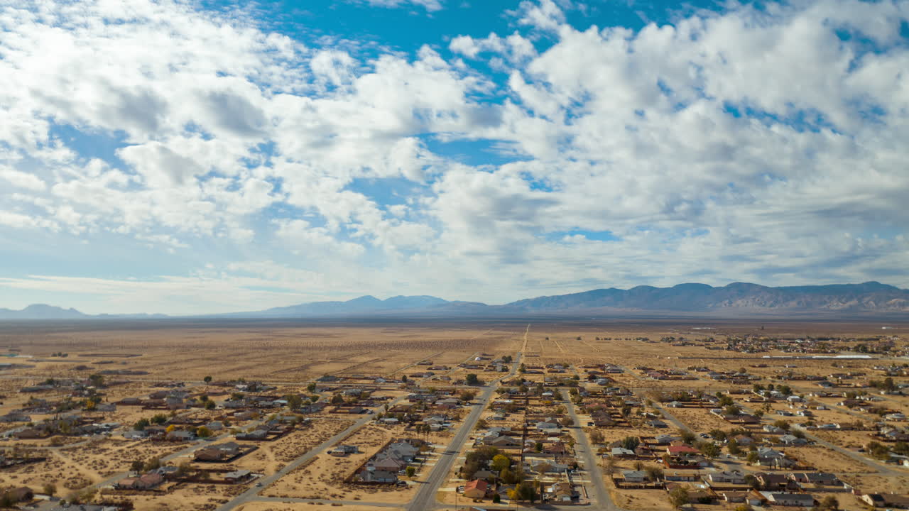Time lapse dinamico di nuvole su California City nel deserto del Mojave - vista aerea ad alta quota