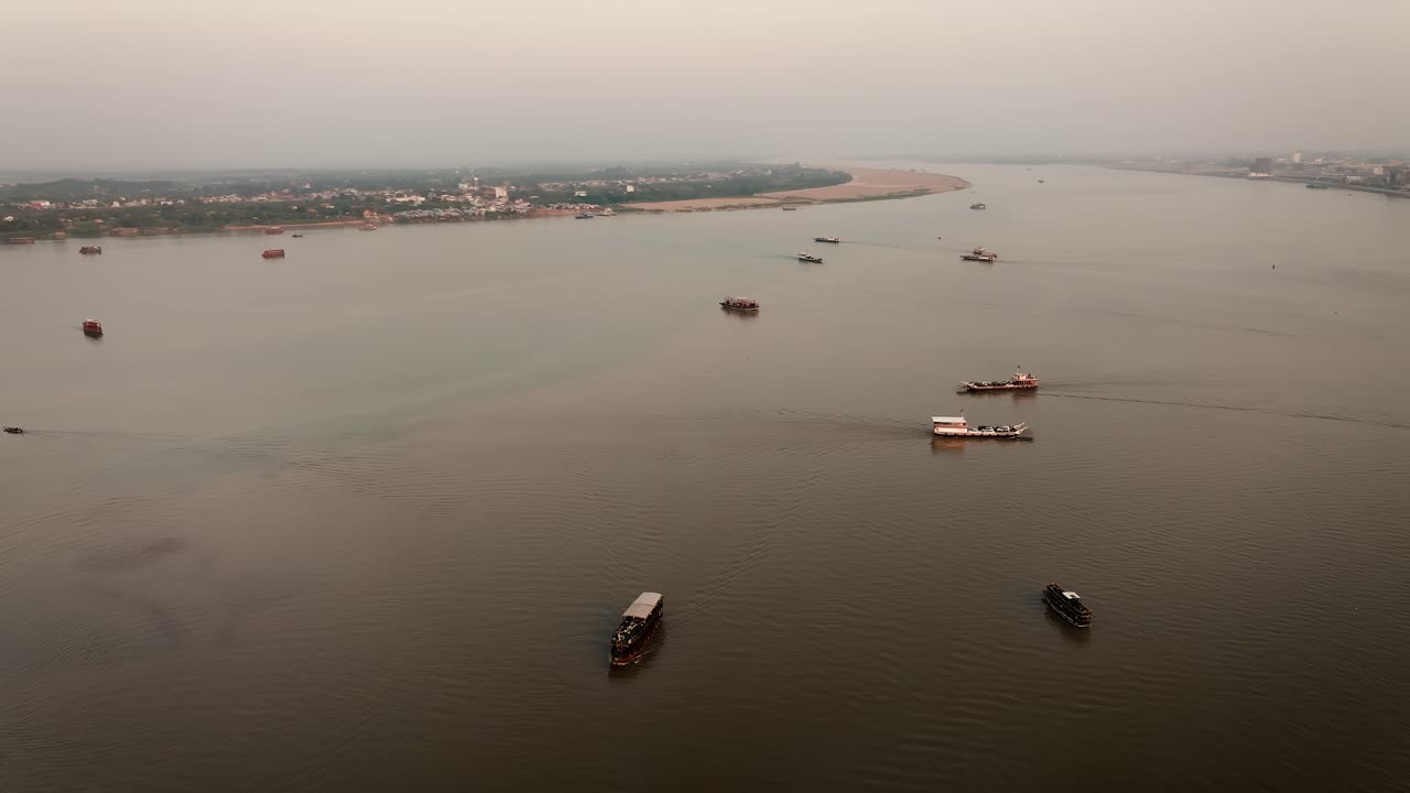 Luftfoto av båter som krysser Mekongelven nær Phnom Penh.