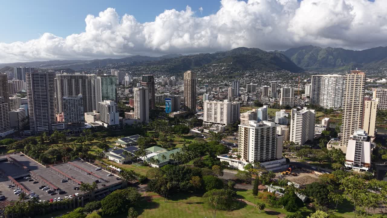 Vista aerea di Honolulu, Hawaii, USA, parco verde, hotel ed edifici condominiali, ripresa con drone