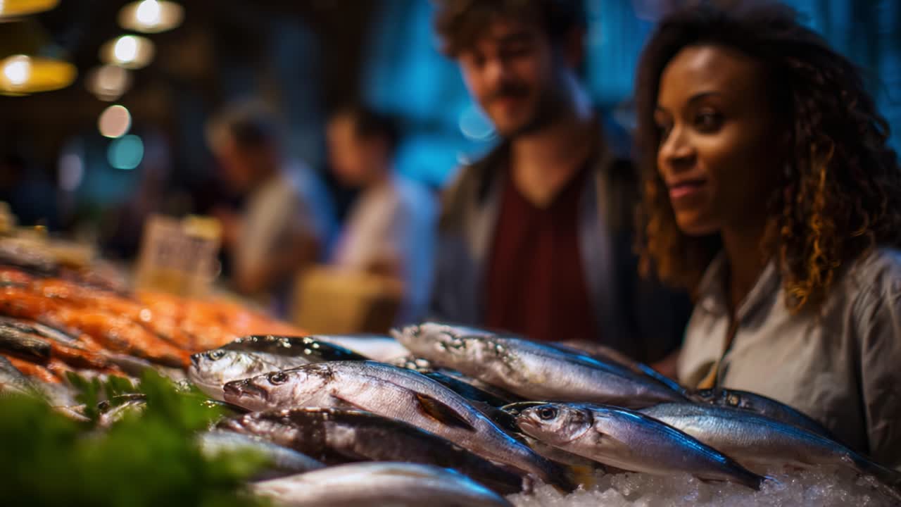 Una vivace scena di mercato del pesce con pesce fresco esposto su ghiaccio, acquirenti entusiasti che ammirano la colorata esposizione di specialità di mare e dintorni