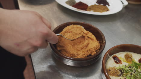 el chef prepara un plato de entrada mediterráneo