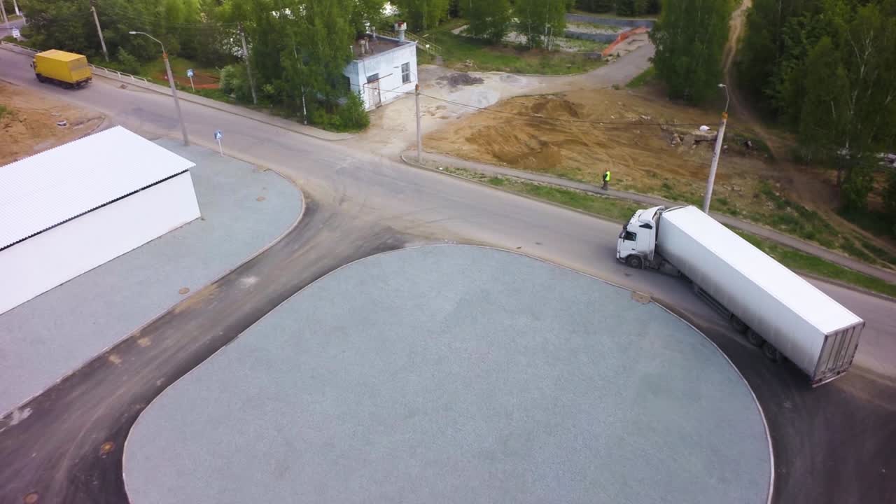 교차로에서 트럭과 함께 도로 건설의 공중 사진