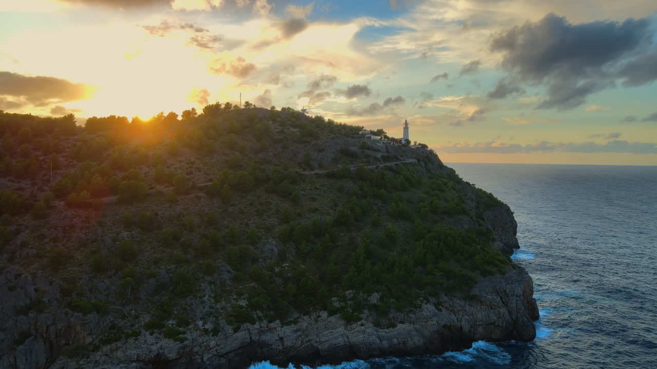 바다와 산 시차가 있는 hdr의 등대의 극적인 일몰 공중 공개
