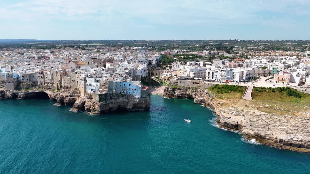 라마 모나차일 해변의 광범위한 공중 회전, 폴리그나노에 둘러싸인, 이탈리아의 절벽 마을