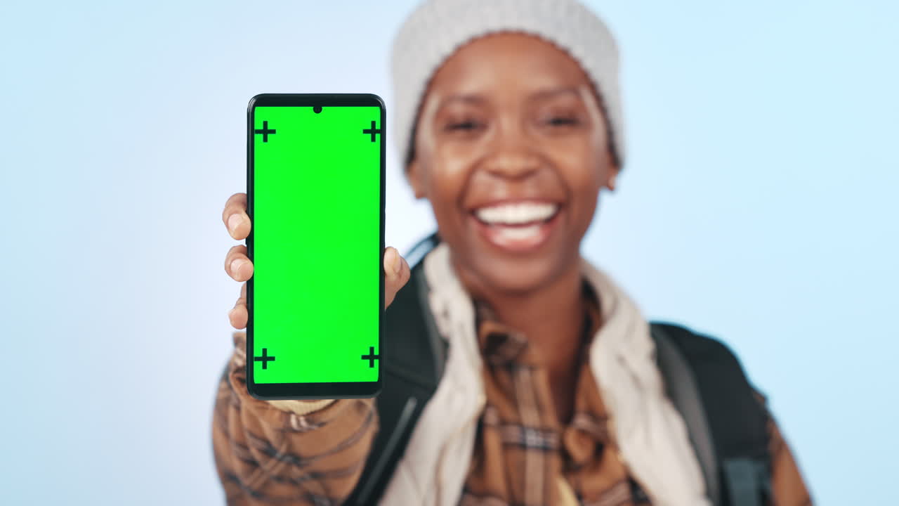 chica de senderismo, teléfono de pantalla verde