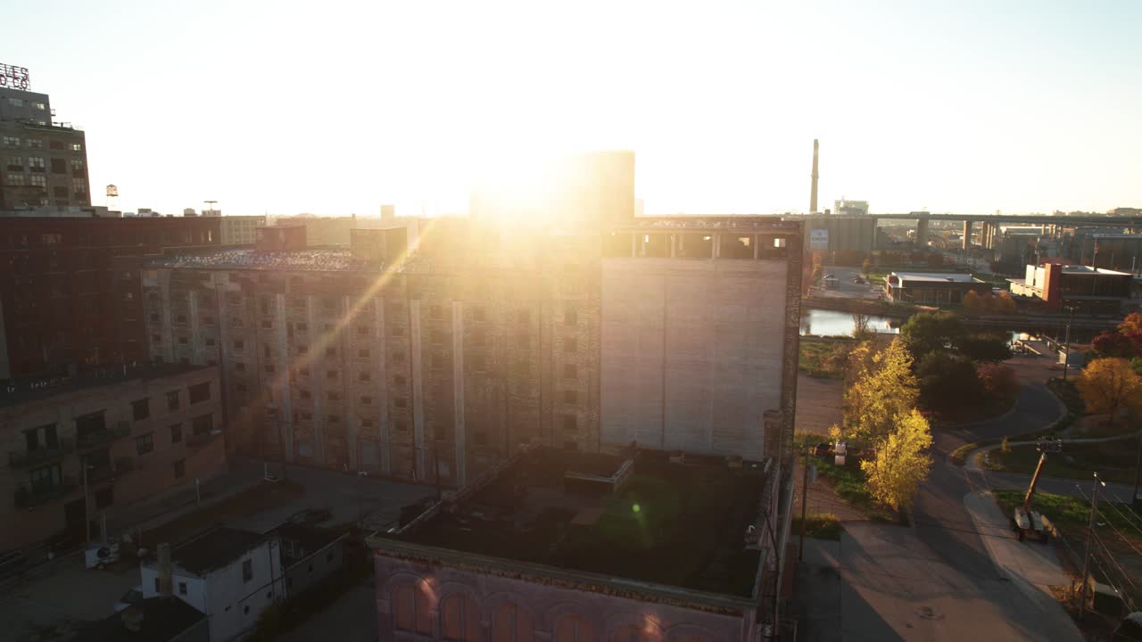 Filmagem de Drone 4K de uma área urbana em Milwaukee, Wisconsin, ao pôr do sol.