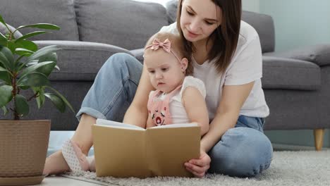 mujer trabaja en casa en una computadora portátil con un niño. mamá trabaja remotamente en casa. fotos de estilo de vida.
