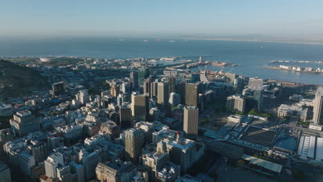 Luftpanoramaaufnahmen-Der-Stadt-Und-Des-Marinehafens-In-Der-Meeresbucht.-Hohe-Bürogebäude-Im-Stadtzentrum.-Kapstadt,-Süd-Afrika