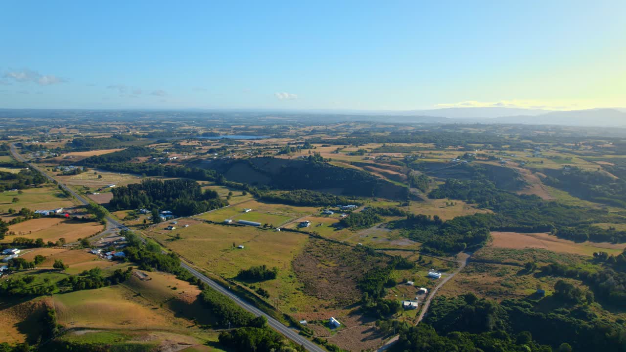 panorama aéreo de la isla de chiloé paisaje natural, extensos prados en la distancia, chile