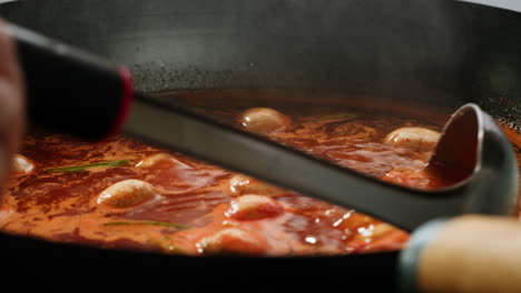 preparando la sopa de fideos de curry rojo tailandés
