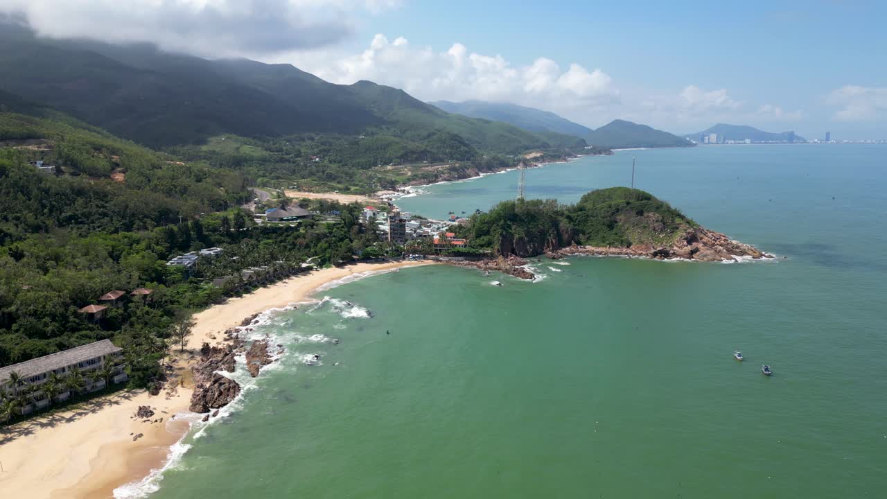 Cảnh quay xoay tuyệt đẹp từ drone trên bãi biển cát nhiệt đới với làn nước màu ngọc lam.