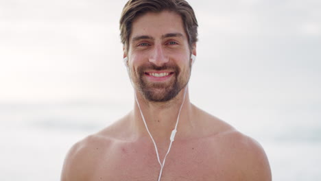 hombre feliz, cara y playa mientras escucha música
