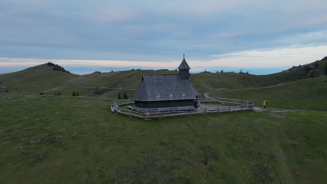 Idyllische Berglandschaft mit Dorf und Kirche, Velika Planina, Slowenien