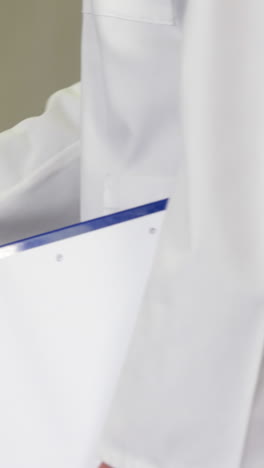 el paciente estrechando la mano del fisioterapeuta