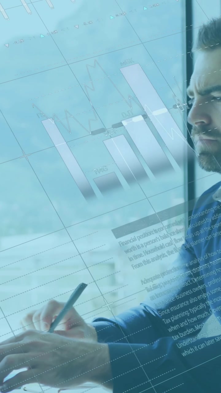 Animazione dell'elaborazione dati su un uomo d'affari caucasico che usa un laptop