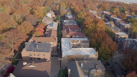 Antena-Sobre-Edificios-De-Apartamentos-En-Un-Bonito-Día-De-Otoño-Con-árboles-En-El-Pico-De-Seguimiento-De-Color-A-La-Izquierda-De-Wydown-Boulevard