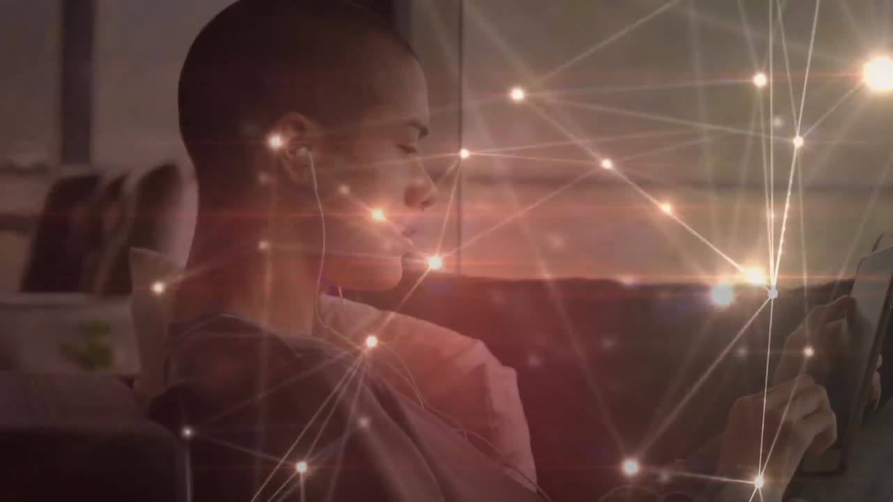 una red de conexiones que brilla contra el hombre usando una tableta digital