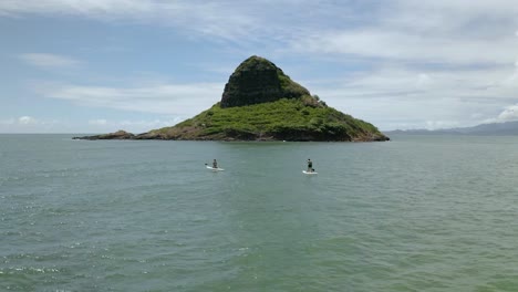 Paddleboarders-Remando-Hacia-El-Sombrero-Del-Chino