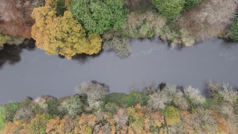 Schmutziger,-Verschmutzter-Fluss-Liffey,-Der-über-Wicklow,-Irland,-Aus-Der-Luft-Fließt