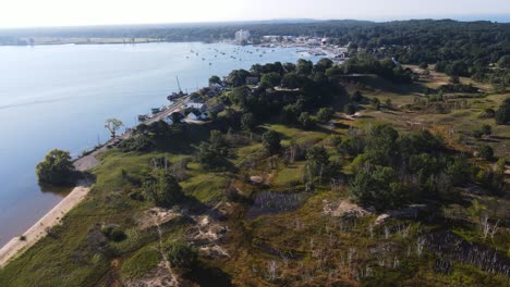 vuelo aéreo sobre pequeñas dunas de arena en el lago muskegon