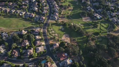 Vista-Aérea-De-Un-Gran-Barrio-Residencial-Y-Campo-De-Golf