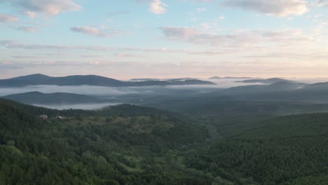 Cambio-Climático,-Vista-De-Drones-De-Una-Amplia-Zona-Verde,-Cordillera-De-Turquía,-Antena,-Pueblo-De-Montaña,-Vista-Nublada-De-Un-Amplio-Bosque-Desde-Lo-Alto