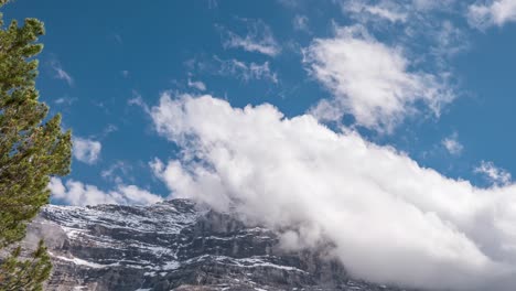 lapso de tiempo perfecto de las nubes que pasan sobre la cumbre del eiger en los alpes berneses, hermoso paisaje nublado