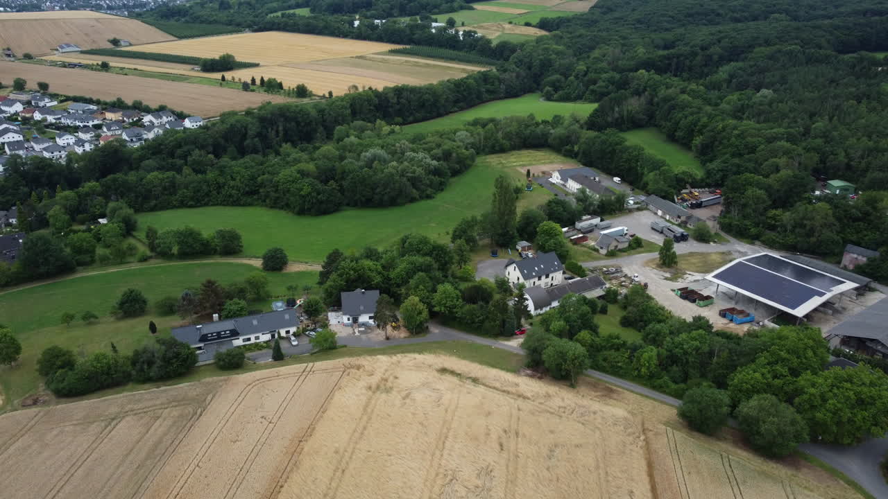 농경지, 집, 숲 이 있는 시골 풍경 의 공중 사진