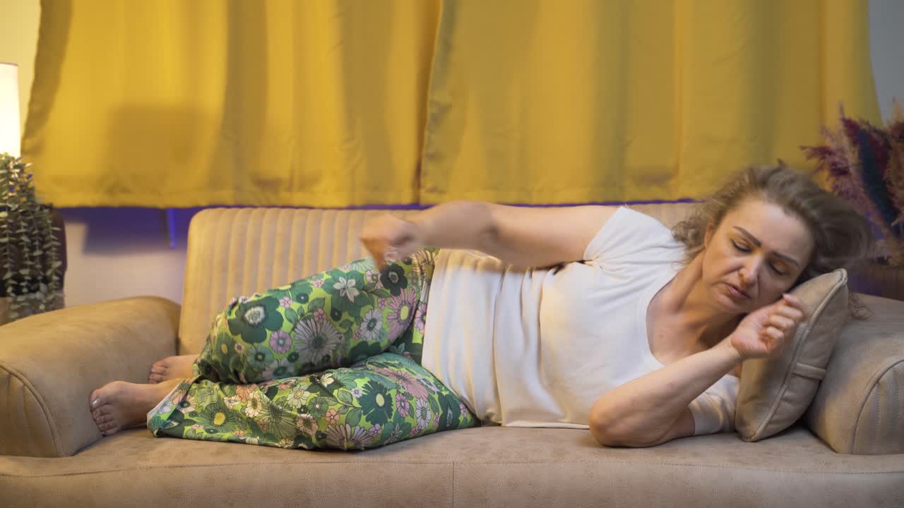 소파에  ⁇ 어있는 우울한 사려 깊은 여성.