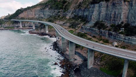 panorama de los vehículos de viaje del puente del acantilado del mar en nueva gales del sur, australia