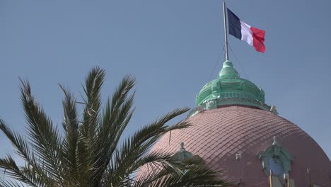 Bandera-Francesa-En-Un-Hotel-Histórico-En-Niza-Nizza