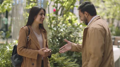 Una-Pareja-Musulmana-En-Una-Cita-Se-Encuentra-En-La-Calle-6-De-La-Ciudad.