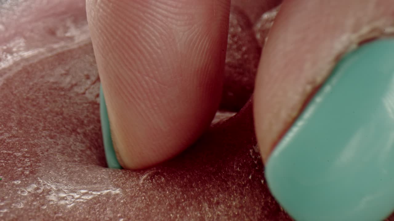 4k 클로즈업으로 손가락이 푸티 슬림 장난감을 파는 모습