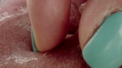 4k de primer plano de los dedos cavando en el juguete de putty slime