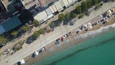 Ciudad-Costera-De-Playa-En-La-Riviera-Albanesa-Vista-De-Arriba-Hacia-Abajo-Por-Drones