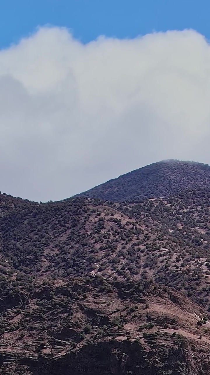 Vista aerea di montagne in Marocco durante il giorno con nuvole