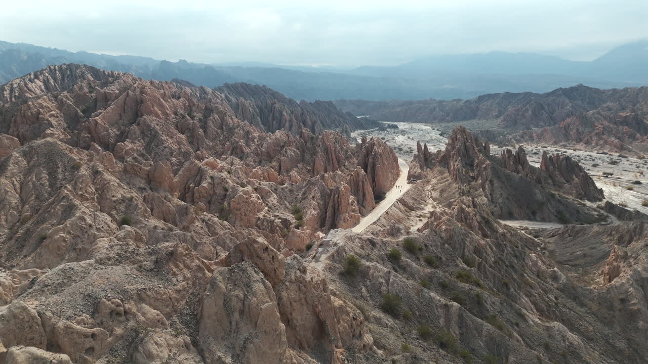 близкий взгляд с воздуха на горный хребет кебрада-де-лас-флечас, сальта, аргентина, южная америка