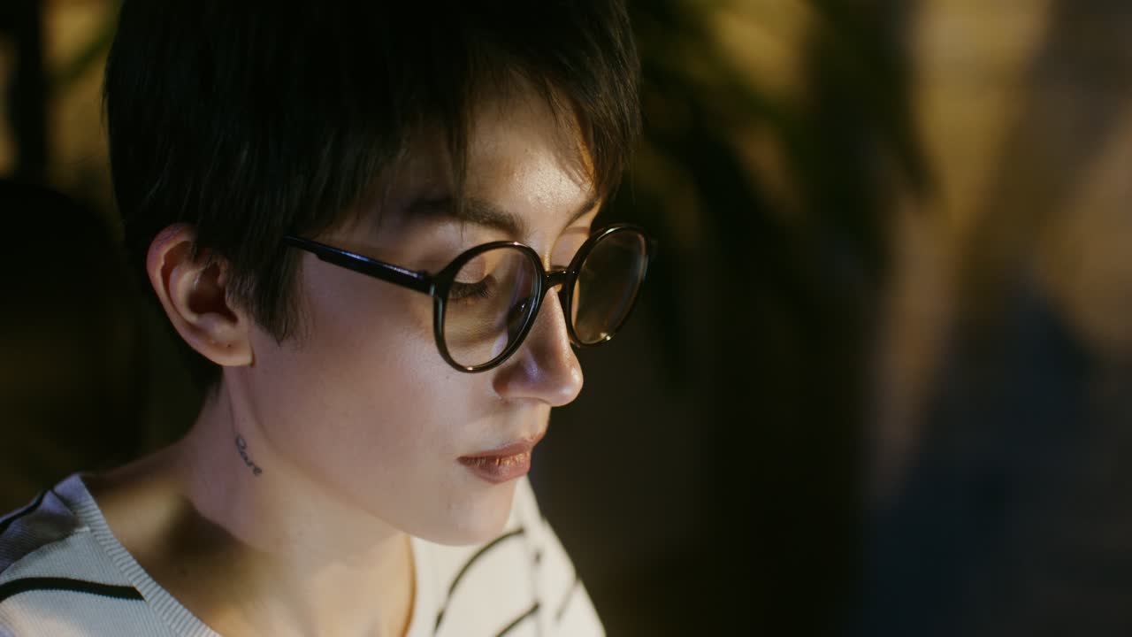 밤에 노트북에서 일하는 여자