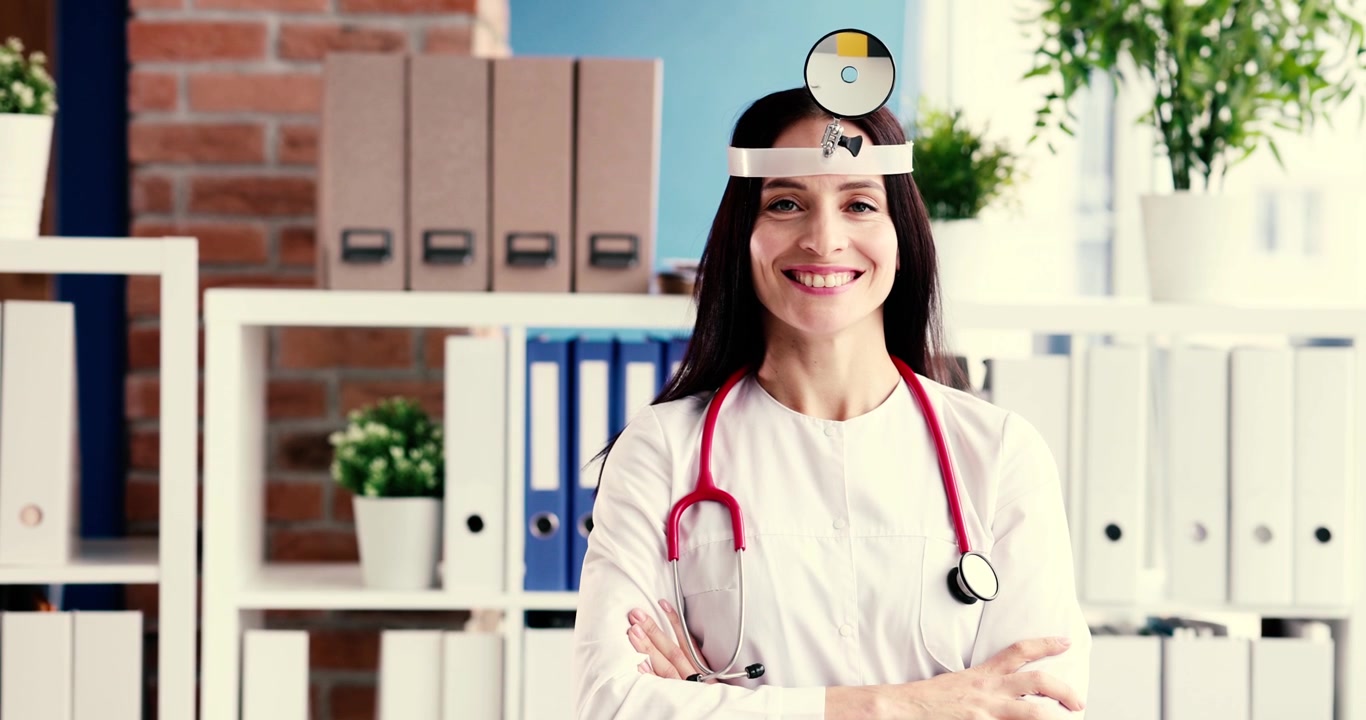 Una médica muy segura de sí misma y hábil trabajando en un entorno de oficina moderno y bien equipado