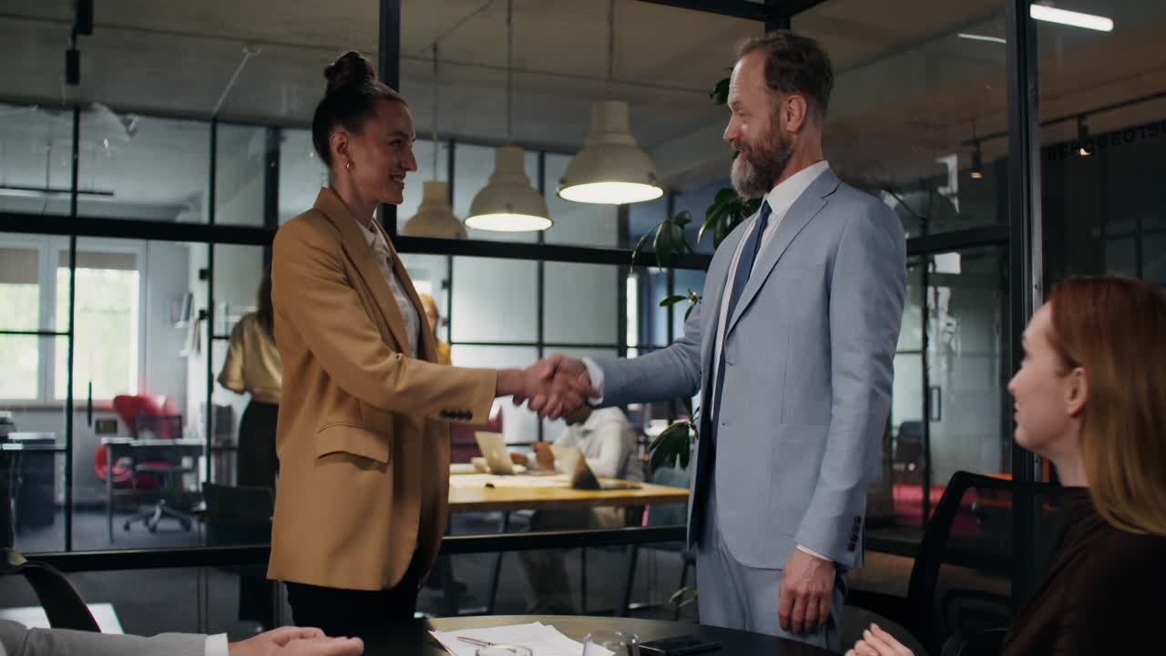 stretta di mano in una riunione d'affari