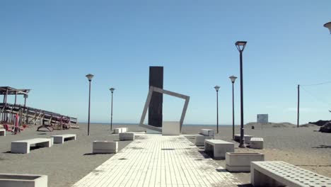 Monumento-Junto-Al-Mar-En-Memoria-De-Las-Víctimas-Del-Terremoto-Y-Maremoto-En-Curanipe,-Sur-De-Chile