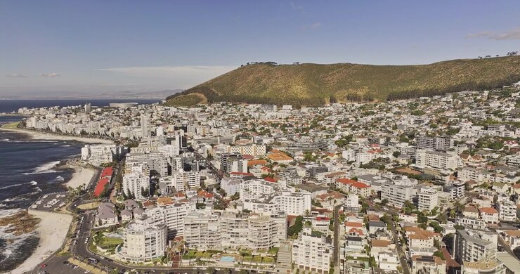 Città del Capo, Sudafrica. Sorvolo aereo v14 lungo la costa rocciosa e le spiagge di Sea Point e Fresnaye, sotto Signal Hill. Ripreso con Mavic 3 Pro Cine - 10 gennaio 2024.