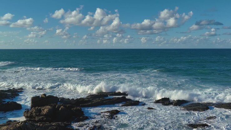 Onde marine suggestive che si infrangono sulla costa rocciosa in estate