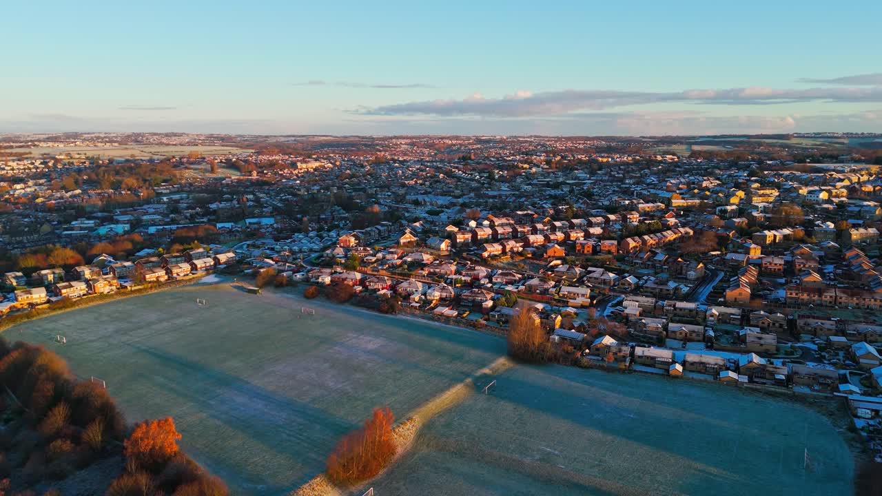 el amanecer en una mañana de invierno muy fría en yorkshire, reino unido