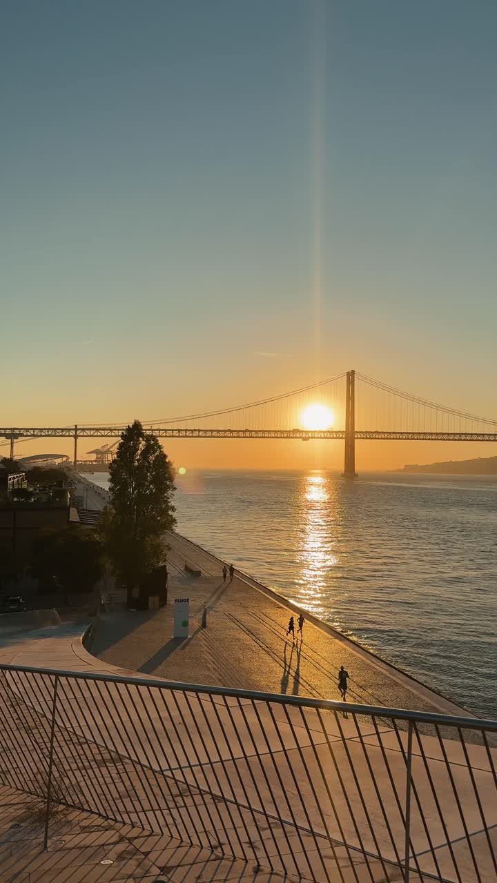 O pôr-do-sol sobre a ponte
