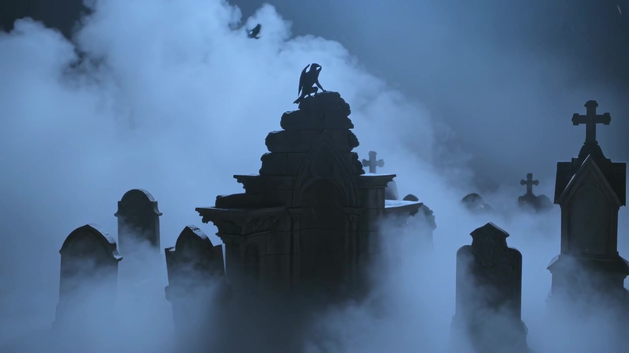 Nuvola che si illumina rivelando un mausoleo con un gargoyle di notte, mentre la nebbia si infittisce e un uccello attraversa il cielo.