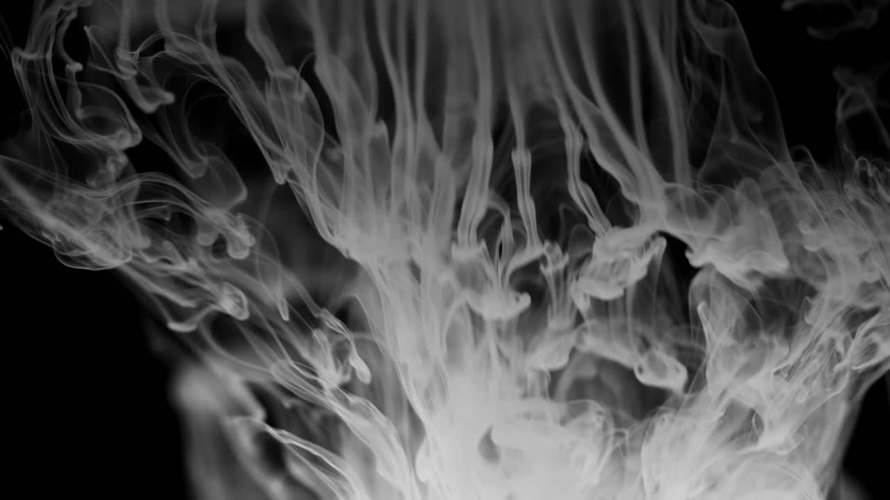 연기의 두 개의 큰 파도가 위에서 내려와  안개로 전체 프레임을 채니다.