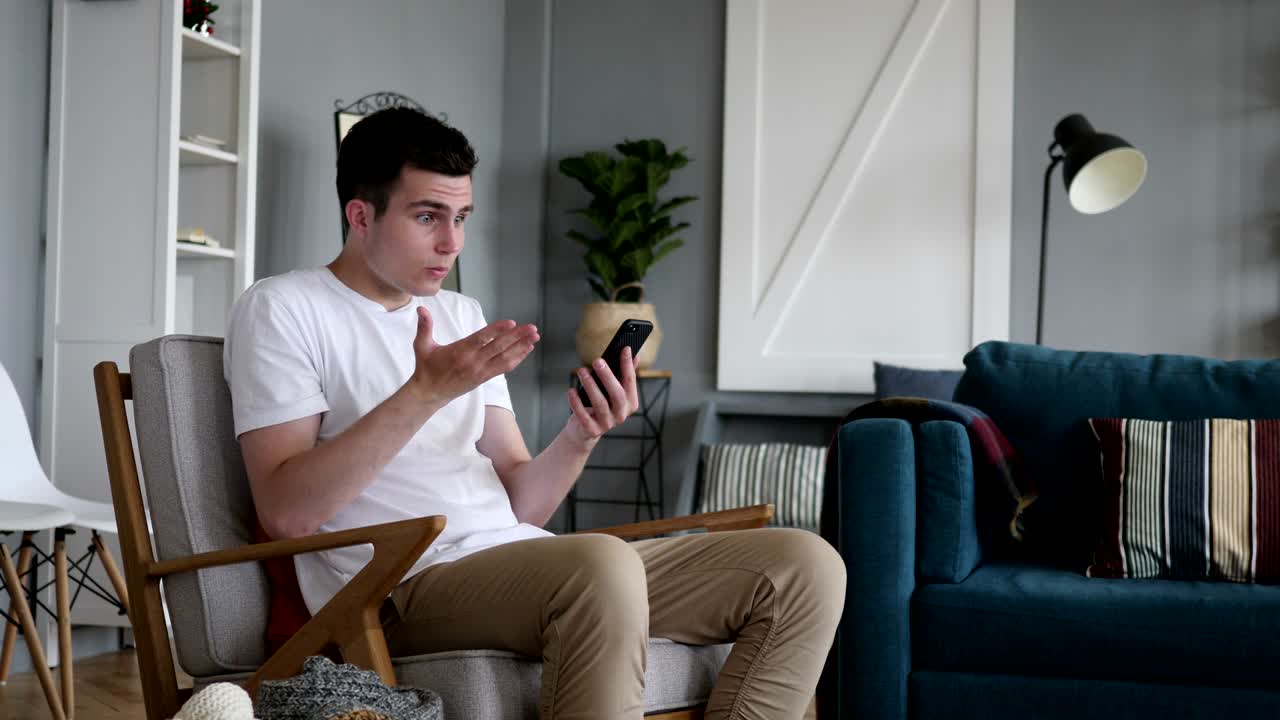 스마트폰을 사용하는 동안 손실로 인해 화가 난 남자