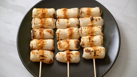 pastel de pasta de pescado en forma de tubo a la parrilla o brocheta de calamar de tubo